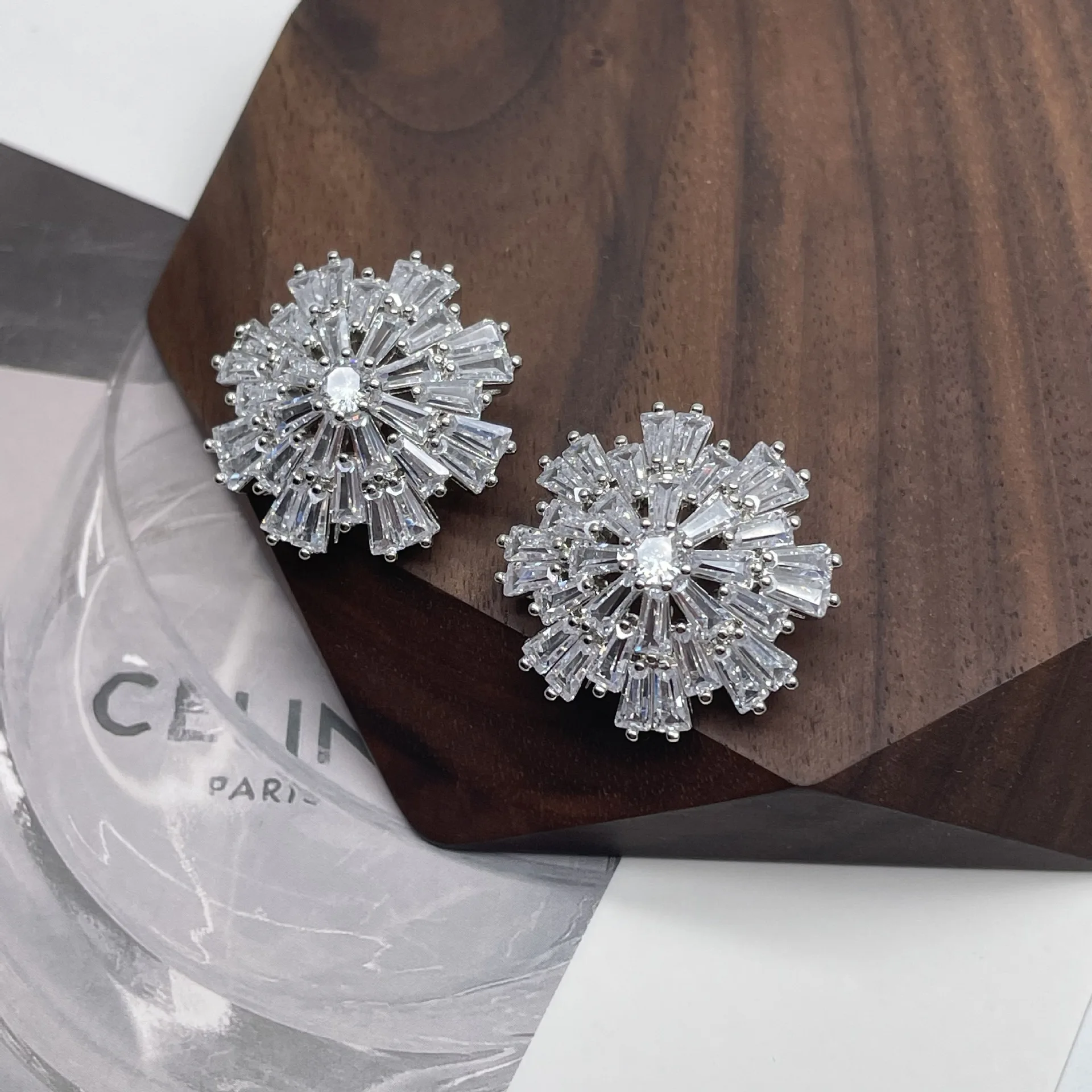 JFZB022 Wholesale Shiny Bling Natural Snowflake Shape Zircon Button Fashion Jewelry Diamond Button For Wedding Dress