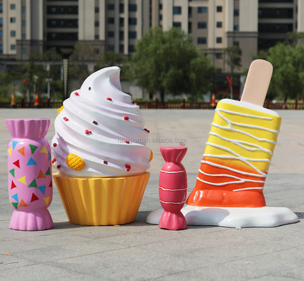 Customized Creative Handmade Fiberglass Ice Cream Dessert Cone Statues Event Party Decor Prop Life Size Candy Lollipop Sculpture