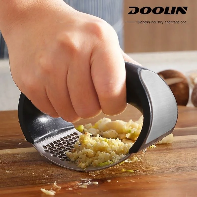 2020 New Fashion Simple 304 Stainless Steel Garlic Press Household Manual Masher Kitchen Ginger Masher Ring Garlic Masher