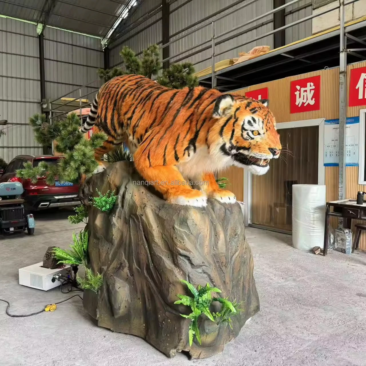 Customized Handmade Animatronics Models Animal Statue Large Silicone Metal Life Size Realistic Tiger Sculpture With Rockery