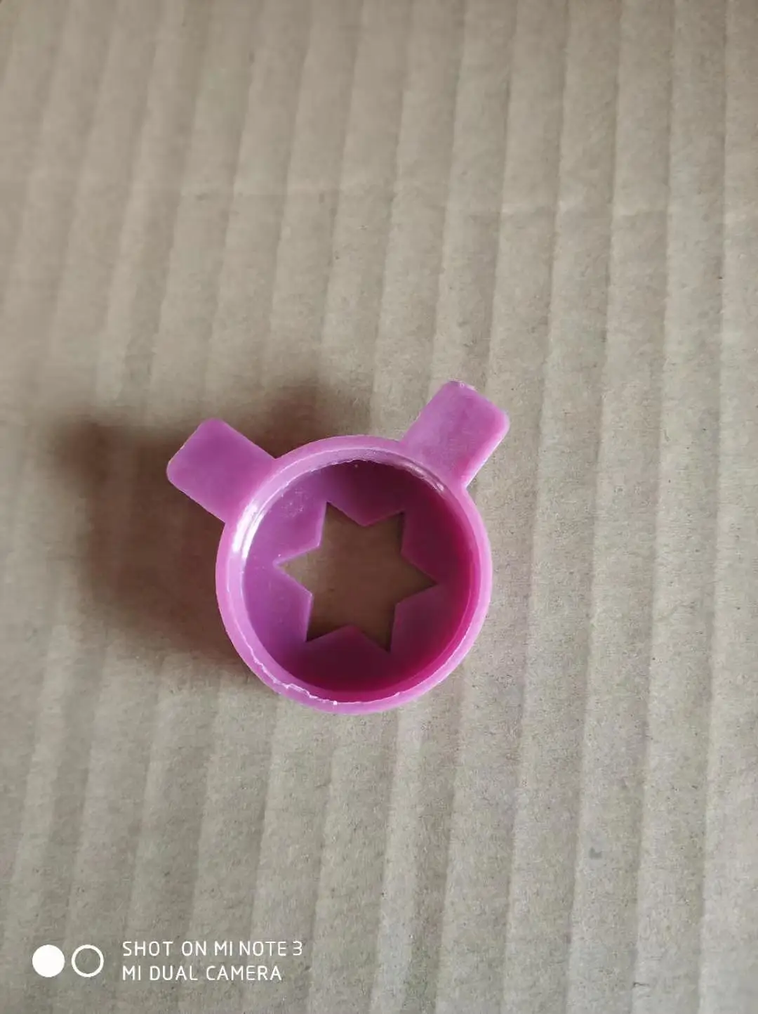 Ice cream machine discharging shape