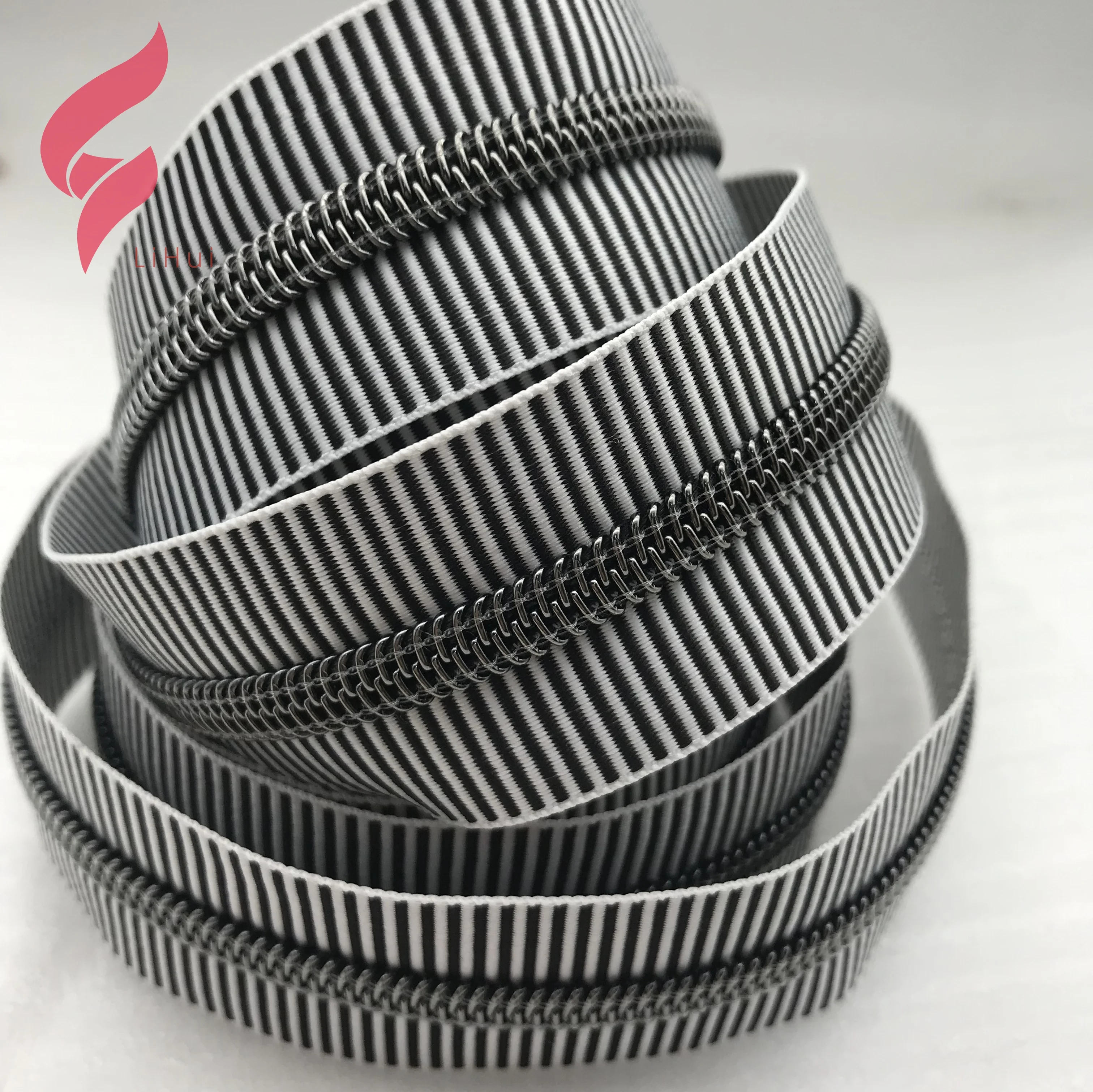 Фурнитура Lihui, нейлоновая длинная рулонная цепочка на молнии, необработанная нейлоновая лента для одежды, хорошее Моноволокно, пользовательская лента на молнии с 5 катушками