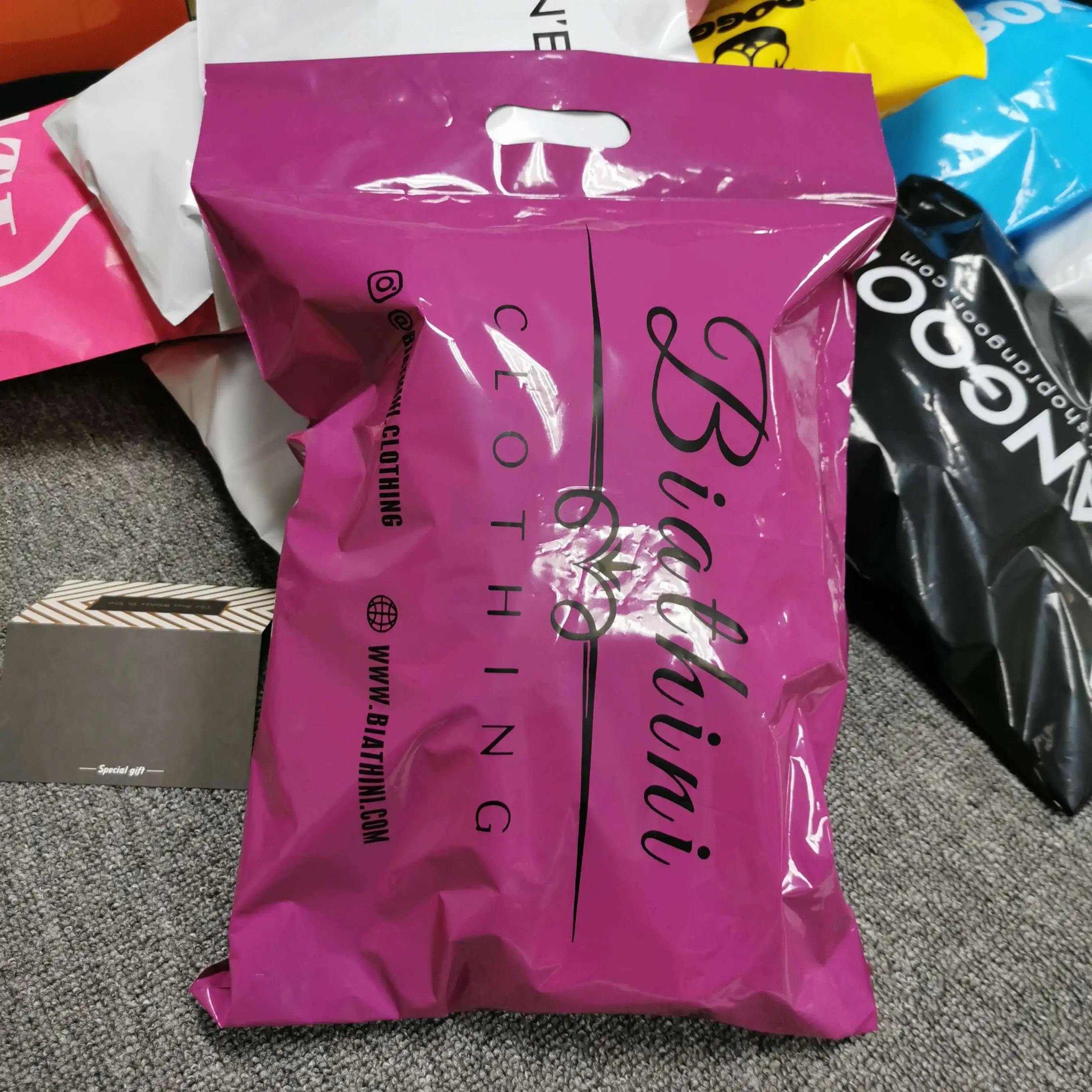 
Бело-фиолетовые конверты на заказ с отверстием для ручки, экспресс-почтовые пакеты, конверты для доставки, самоклеящиеся полиэтиленовые почтовые пакеты 