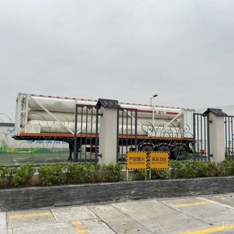 Large volume storage tanks for high-pressure storage of long-distance hydrogen transportation