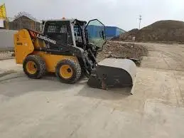 Китайский мини-погрузчик с бортовым поворотом CDM307 приспособлением