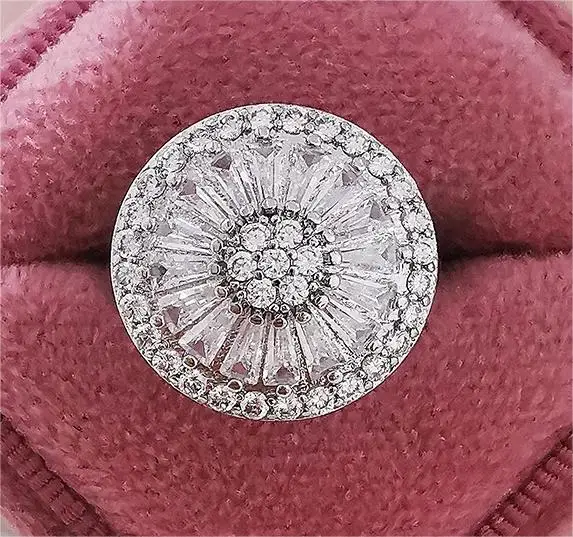 Stylish And Beautiful Gold-plated Ring Copper Zircon Artificial Stone Ring Super Flash