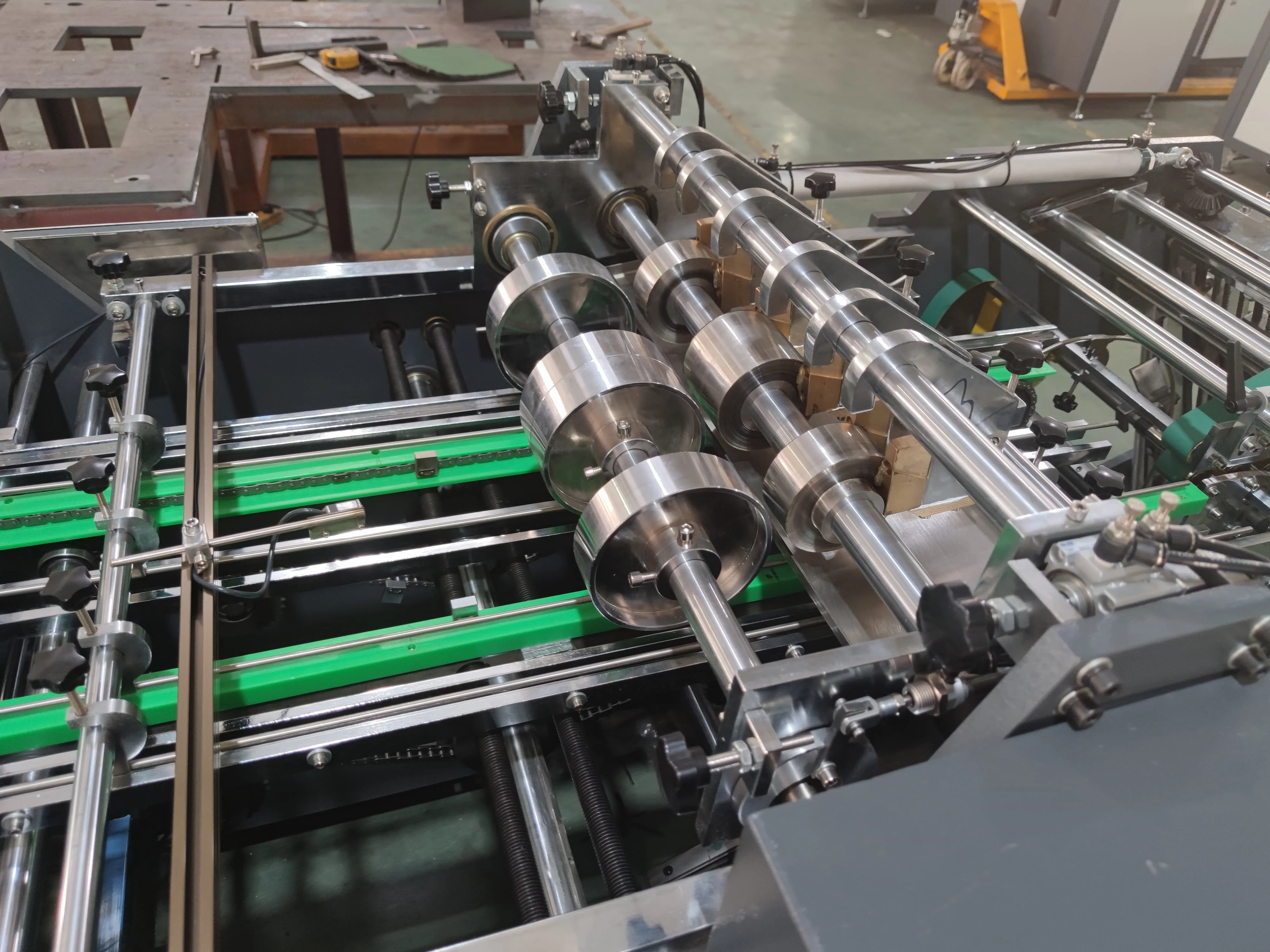 Автоматическая машина для изготовления коробок из крафт-бумаги