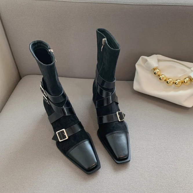 The new Fall/winter 2022 chunky heel boot girl with thigh-high belt buckle and cross-strap rider boot girl