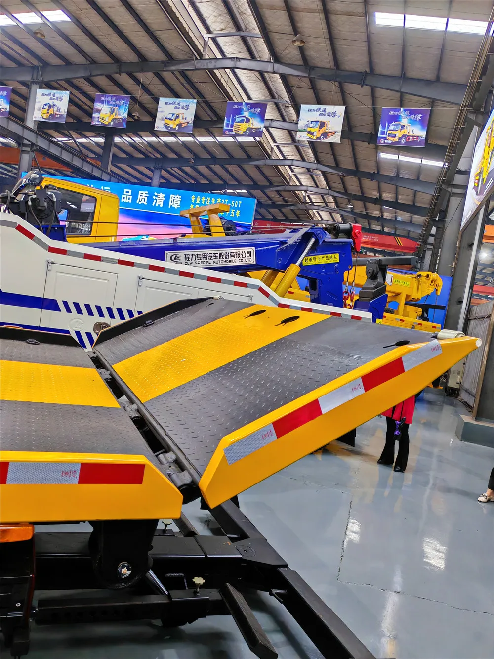 12ton towing capacity 9.6m length tilt tray bed wrecker with 10ton hydraulic winch