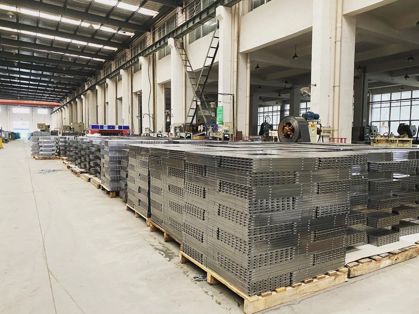 Wholesale Supermarket Shelf Accessories Chrome Wire Basket Shelves With Dividers