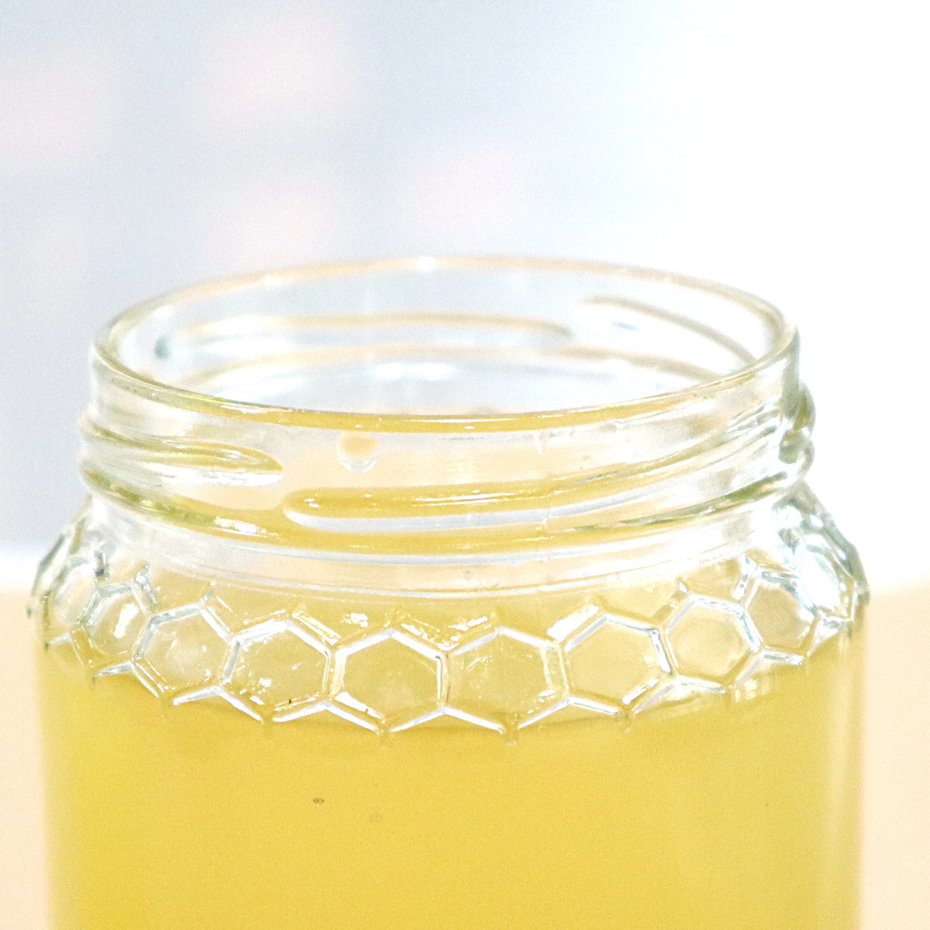 Hot Sale Factory Direct Customized Beautiful Design Flint Glass Honey Jar with Various Color Metal Cap
