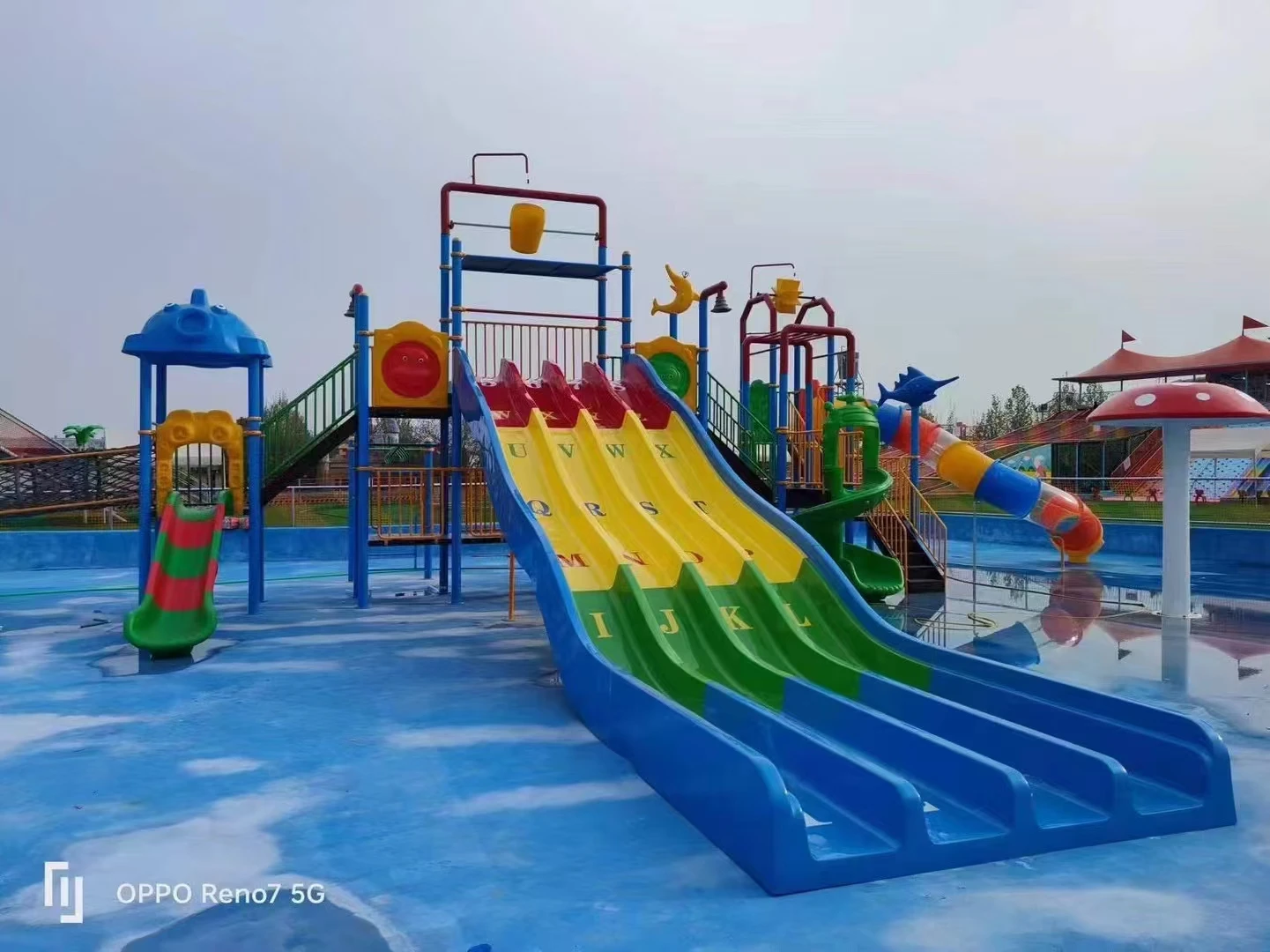 Прочное высококачественное оборудование для аквапарка Классическая водяная горка из пластика и стекловолокна небольшого