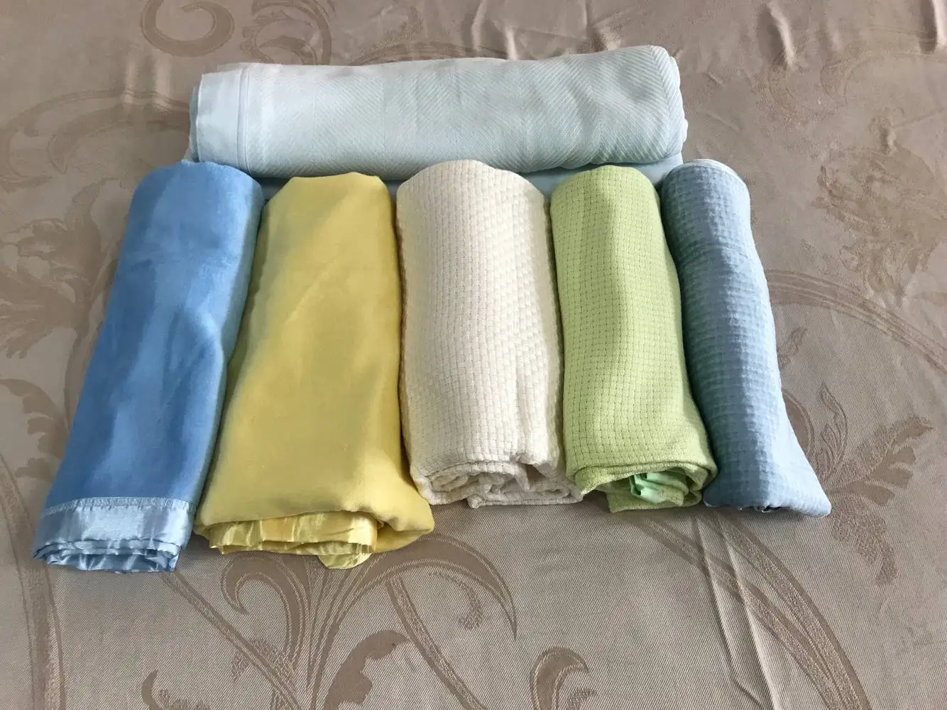 Soft and Comfortable 100% Silk Fleece Blanket