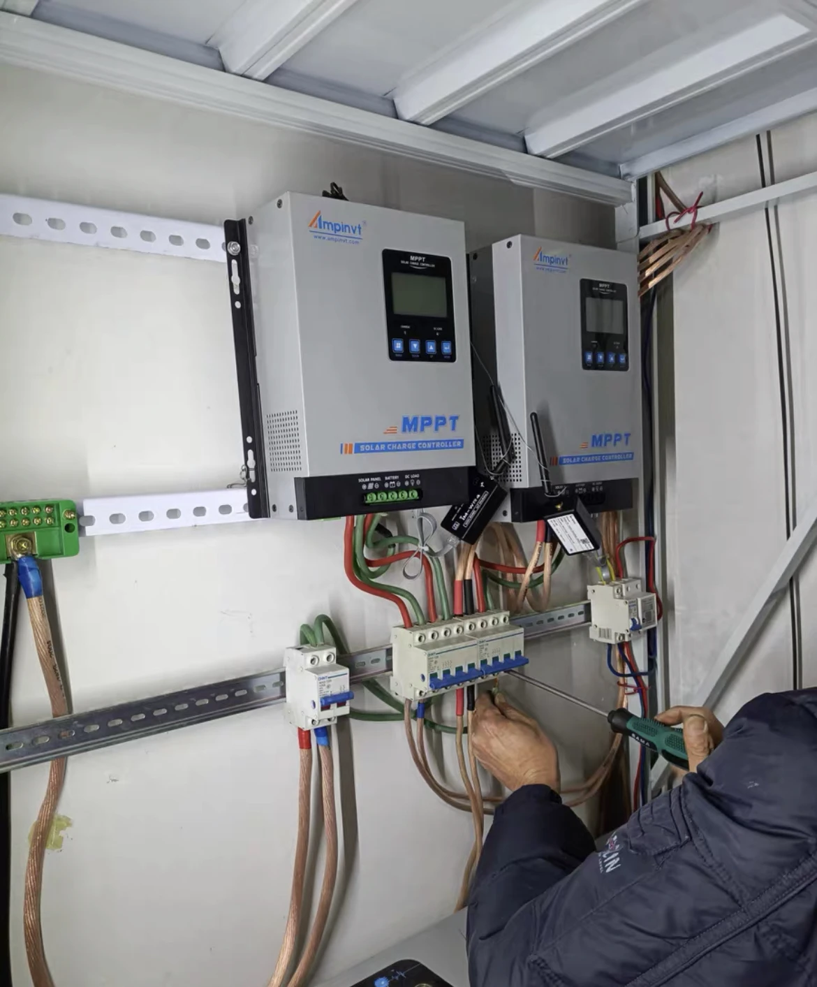 Solar Charger Controller Mppt 48v Charge Controller 60a 40a 30a 20a 10a 12v 24v 48v Dc to Ac Solar Charger AP 24 Silver & Blue