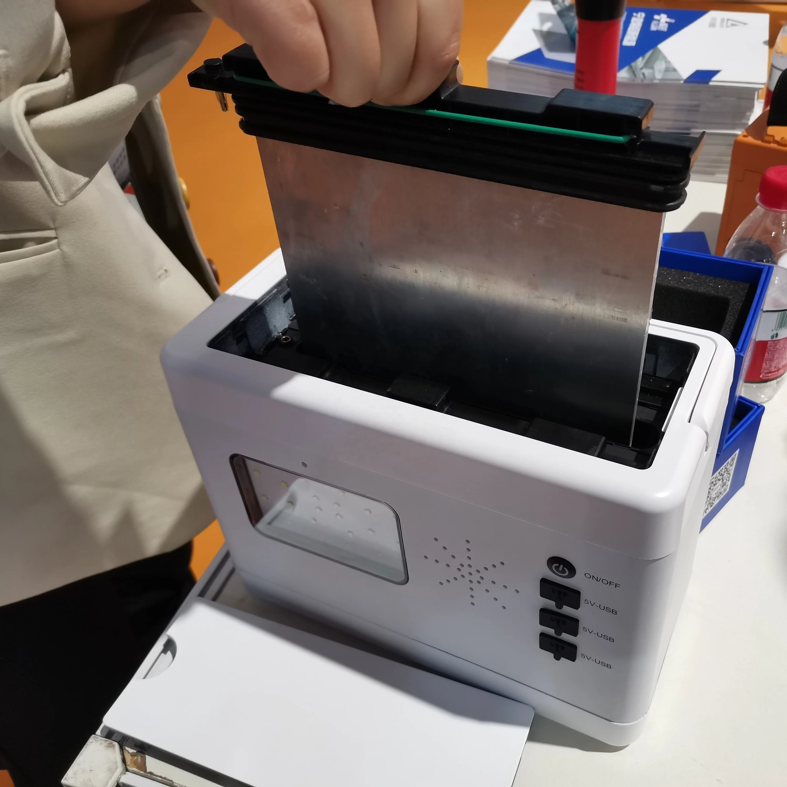 Trumony Outdoor Good Quality Emergency Metal Batteries 10W DC5V USB Output Function Aluminum Air Battery