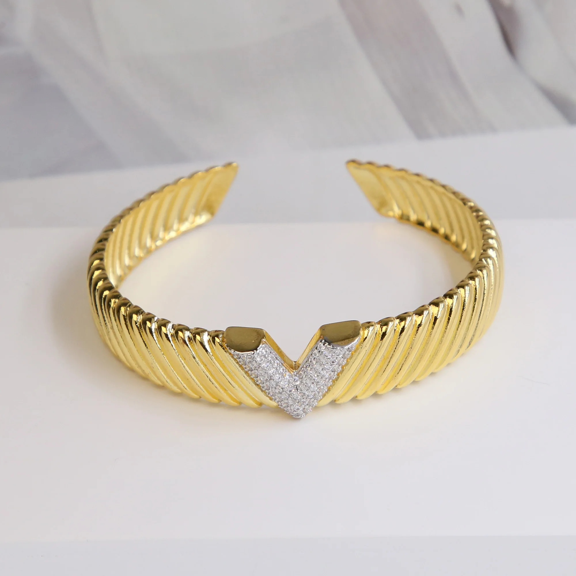 Retro personality jewelry geometric diamond-encrusted design sense Brass gold plated bracelet