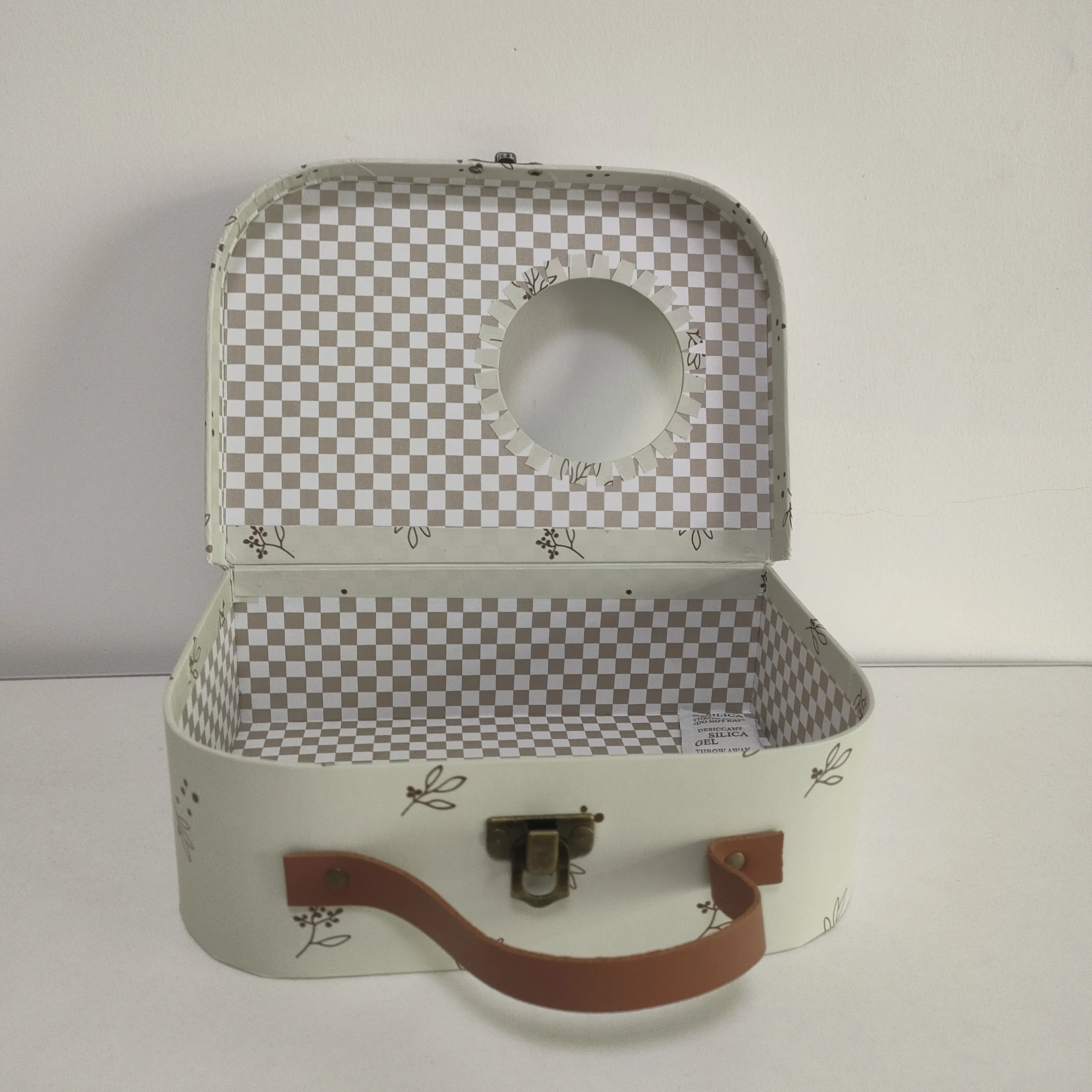 Cute Single-Sided Coated Craft Paper Gift Box with Handle Pulped by Chemical Process for Presenting Handmade Items