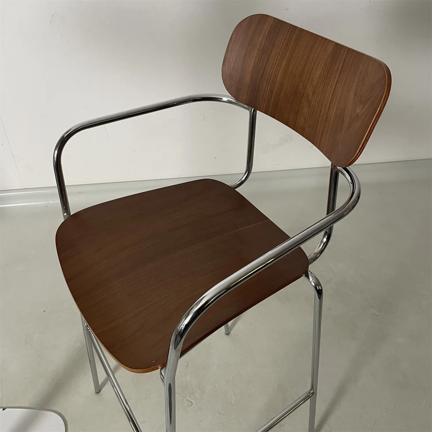 Wholesale Industrial Furniture Modern Walnut Wood Oak Seat Metal Legs High Bar Chairs with Armrest