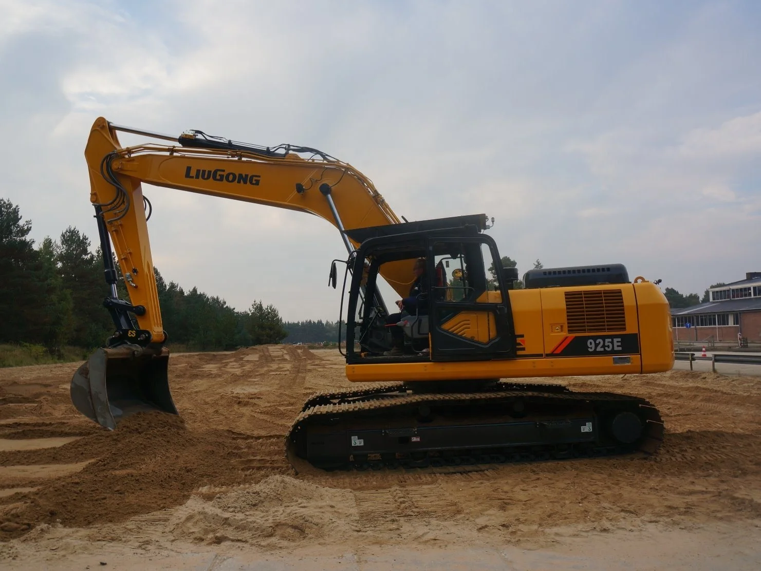used Liugong heavy machine 908e 909e 922e 9035e 922d Excavators with High Load Arm at Low Price for Sale in south