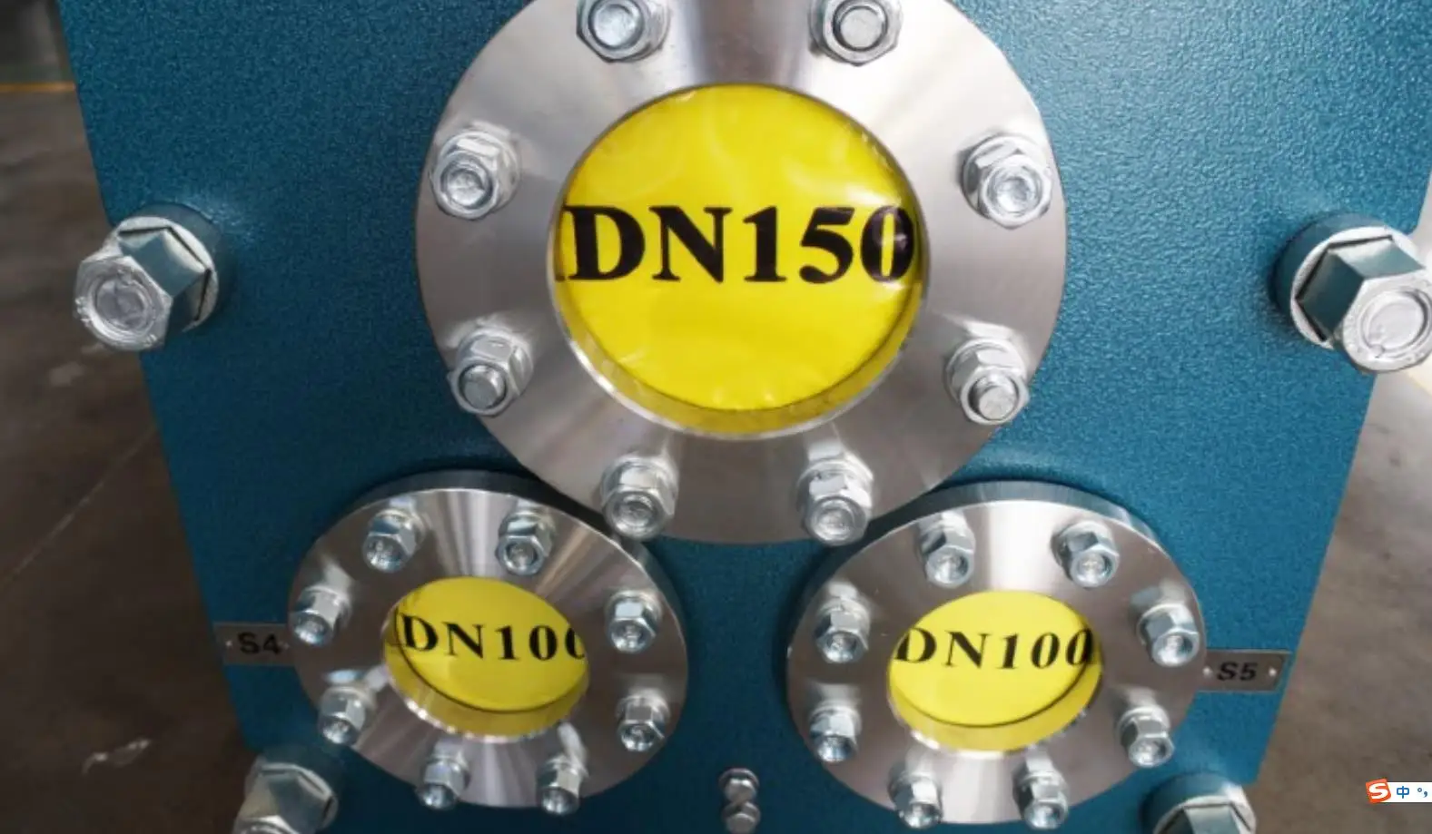 Plate type condenser for machinery