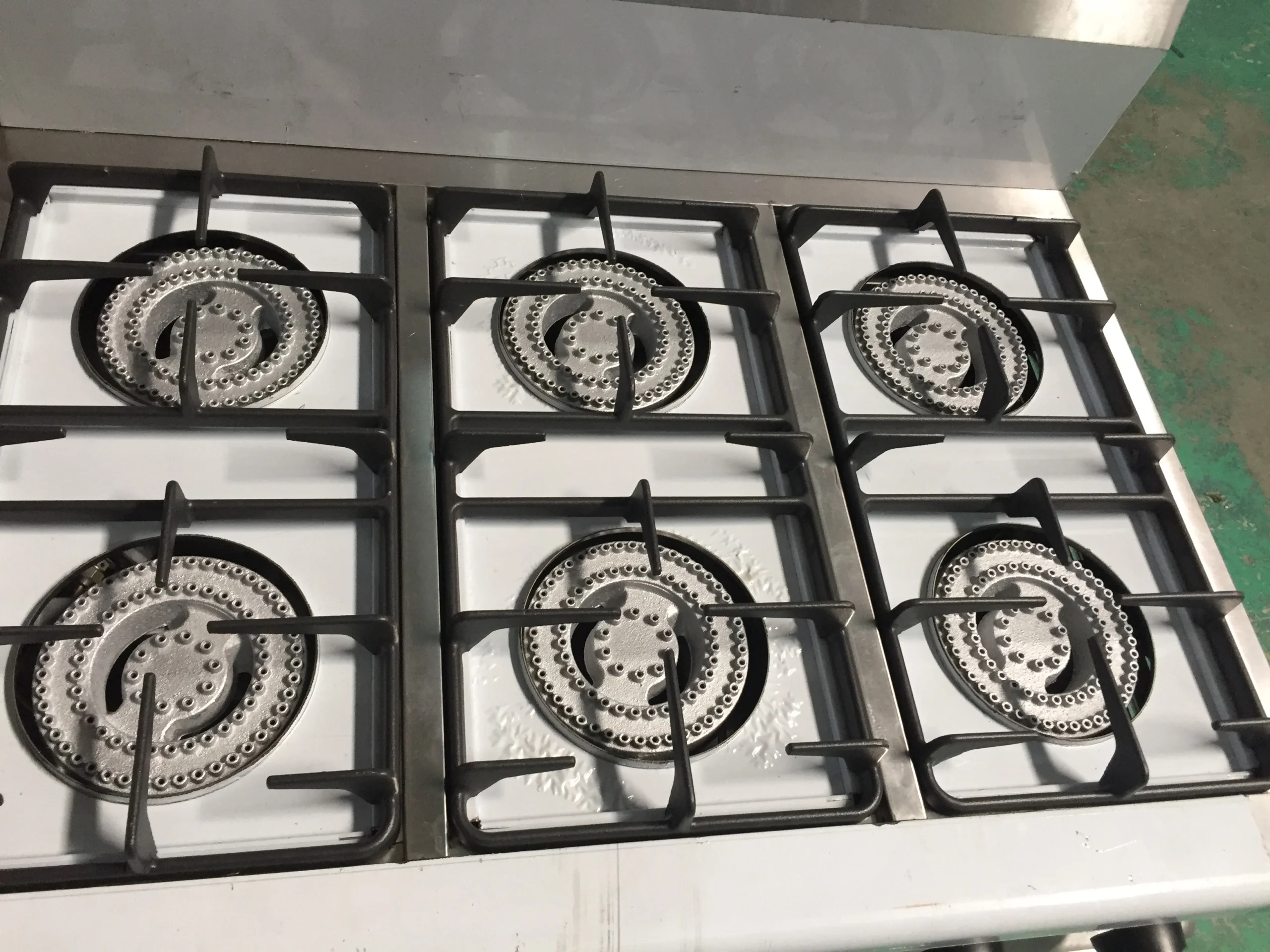 Газовая плита с 6 горелками