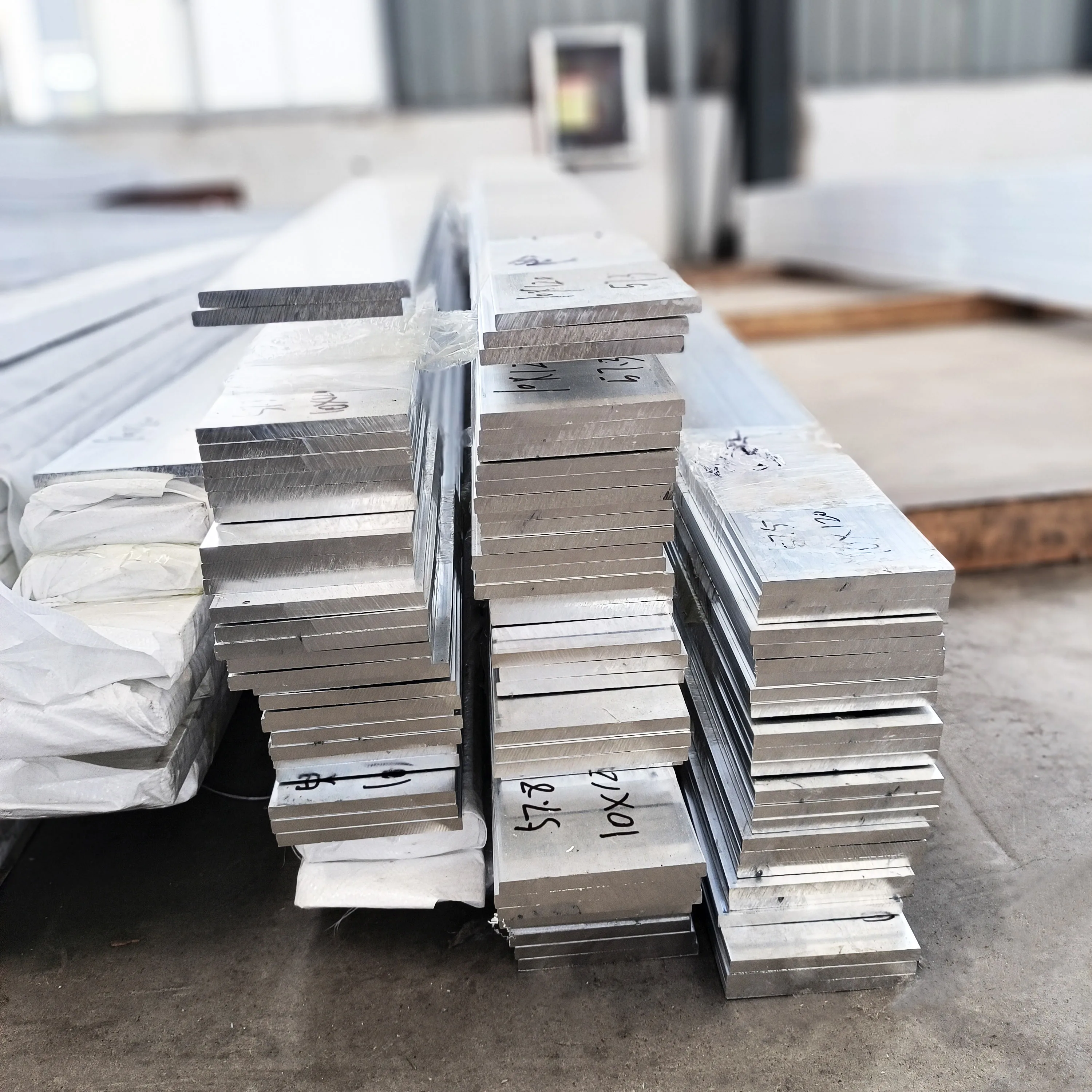 Factory supplying extruded 6061 6063 6082 7075 standard size aluminum solid flat bar