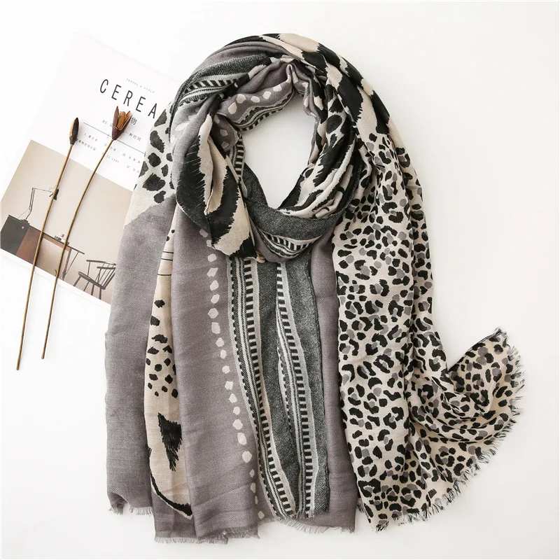 Wholesale 2020 new arrival women cotton animal scarf shawl fashion realistic tiger leopard printed scarfs latest