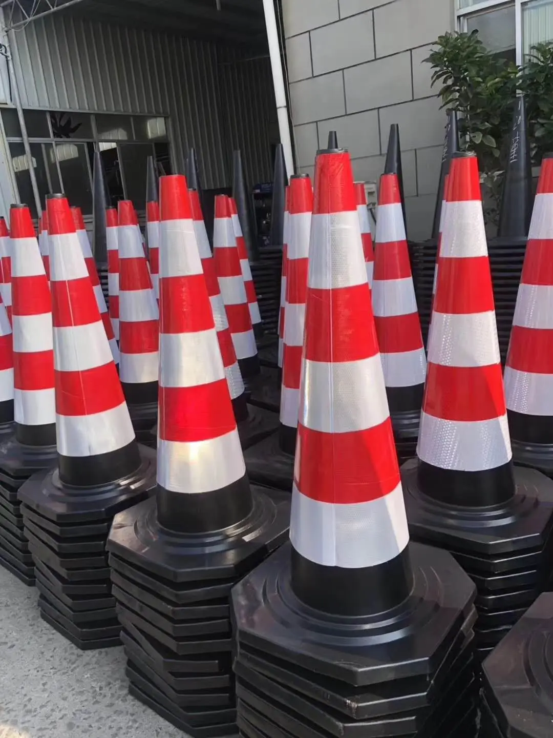 new design rubber traffic cone 9 sizes weight with different price reflect light traffic safety cones road construction warning