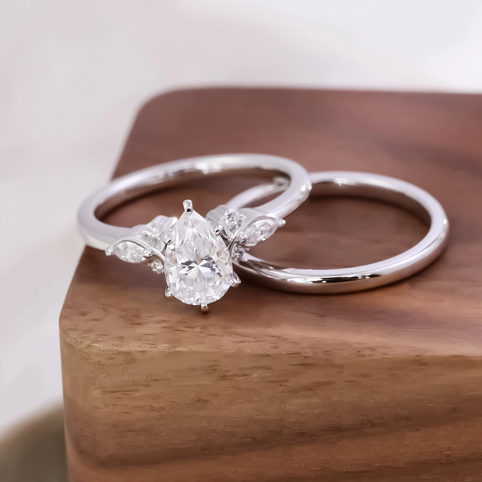 Gold wedding ring 14k 18k gold rings three stone 1.5ct Pear cut brilliant moissanite engagement ring fine jewelry for women