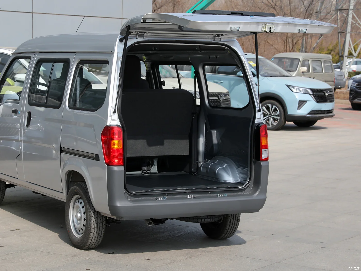 Cheapest Popular High Quality Van Minibus For Wuling Light 2023 1.5L Practical 5/7 seats