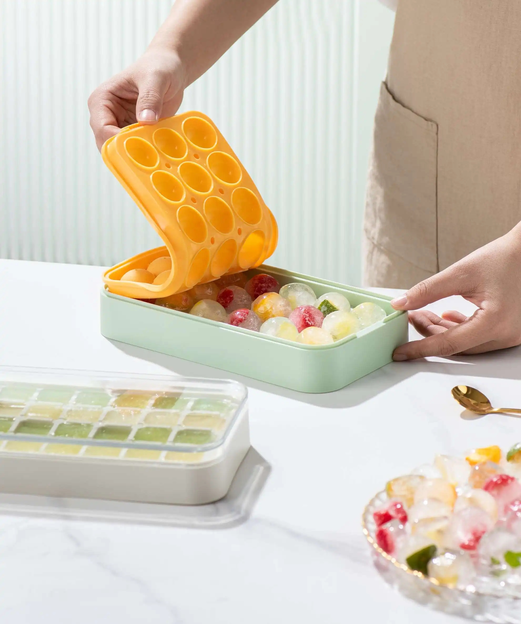 Hot Selling 2-in-1 Portable Plastic PP Kitchen Ice Cube Mold Trays Ice Ball Maker Bottle Kettle Bar Gadgets Quality Ice Maker
