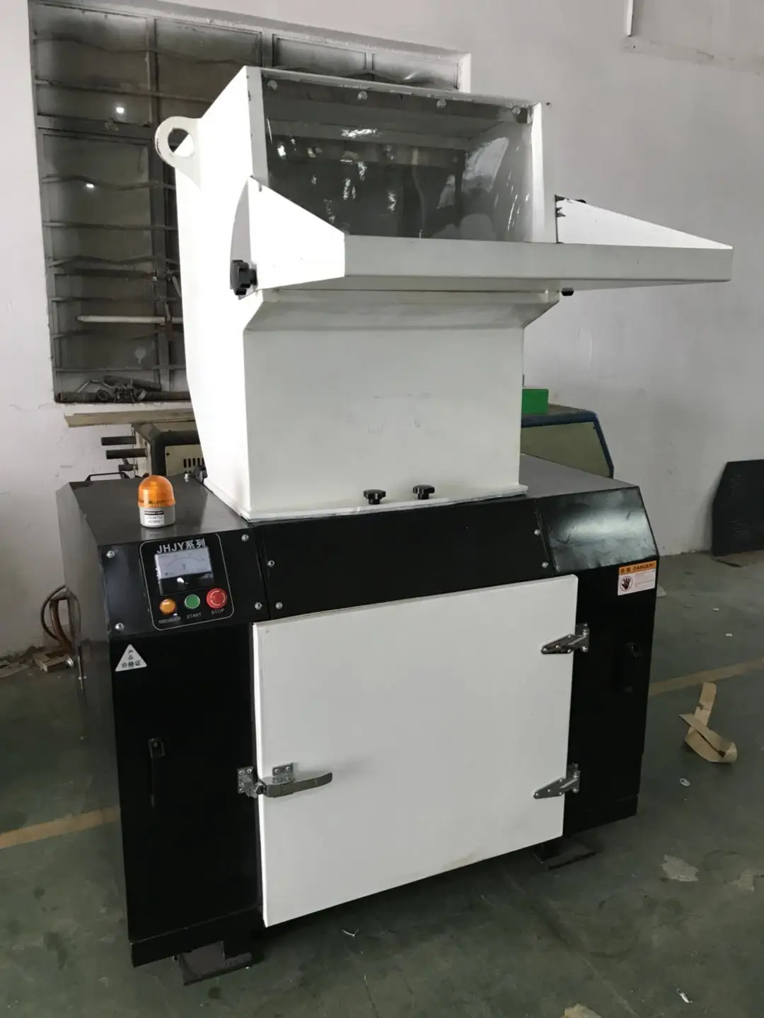 10HP Strong Crushing Ability Soundproof Granulator For Plastic Industry