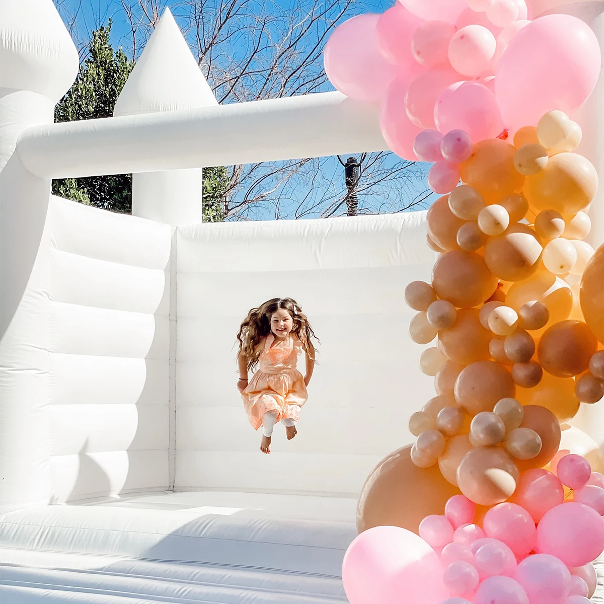 Большой белый надувной дом батут белое свадебное