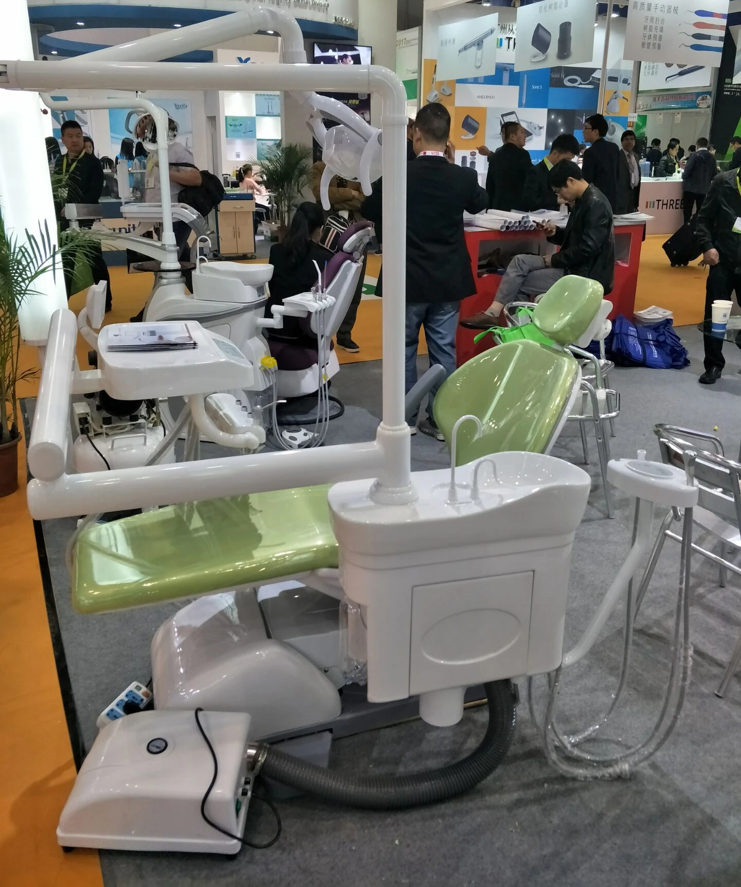 Reliable Hospital Medical Equipment Dental Chair for Clinic Use Electric Power Source Dental Unit Chair