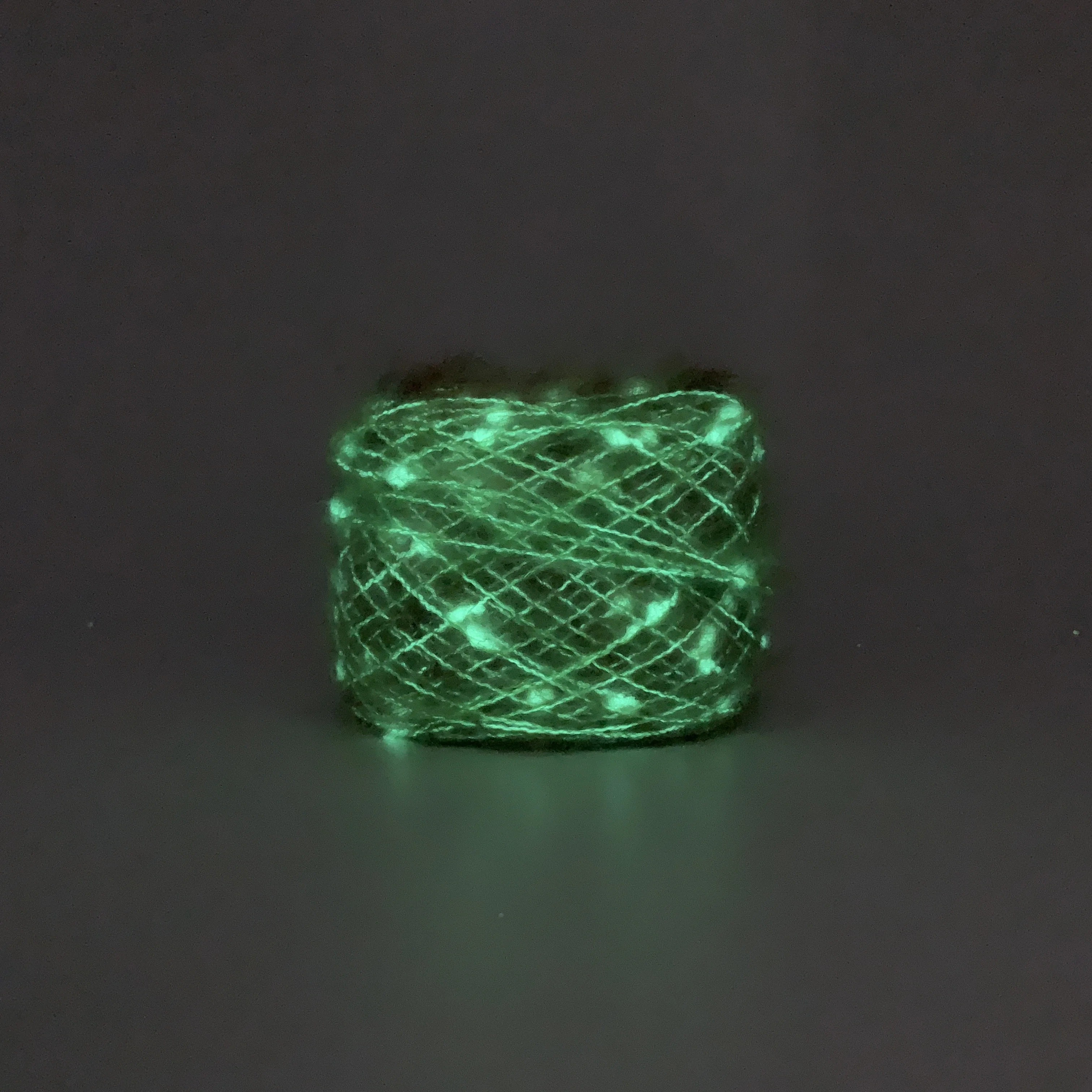 Blended Cotton Yarn with Glowing Effect Cake Luminous Fancy Yarn Hand Knitted and Woven Glow-in-the-dark Embroidered 150D YX8005