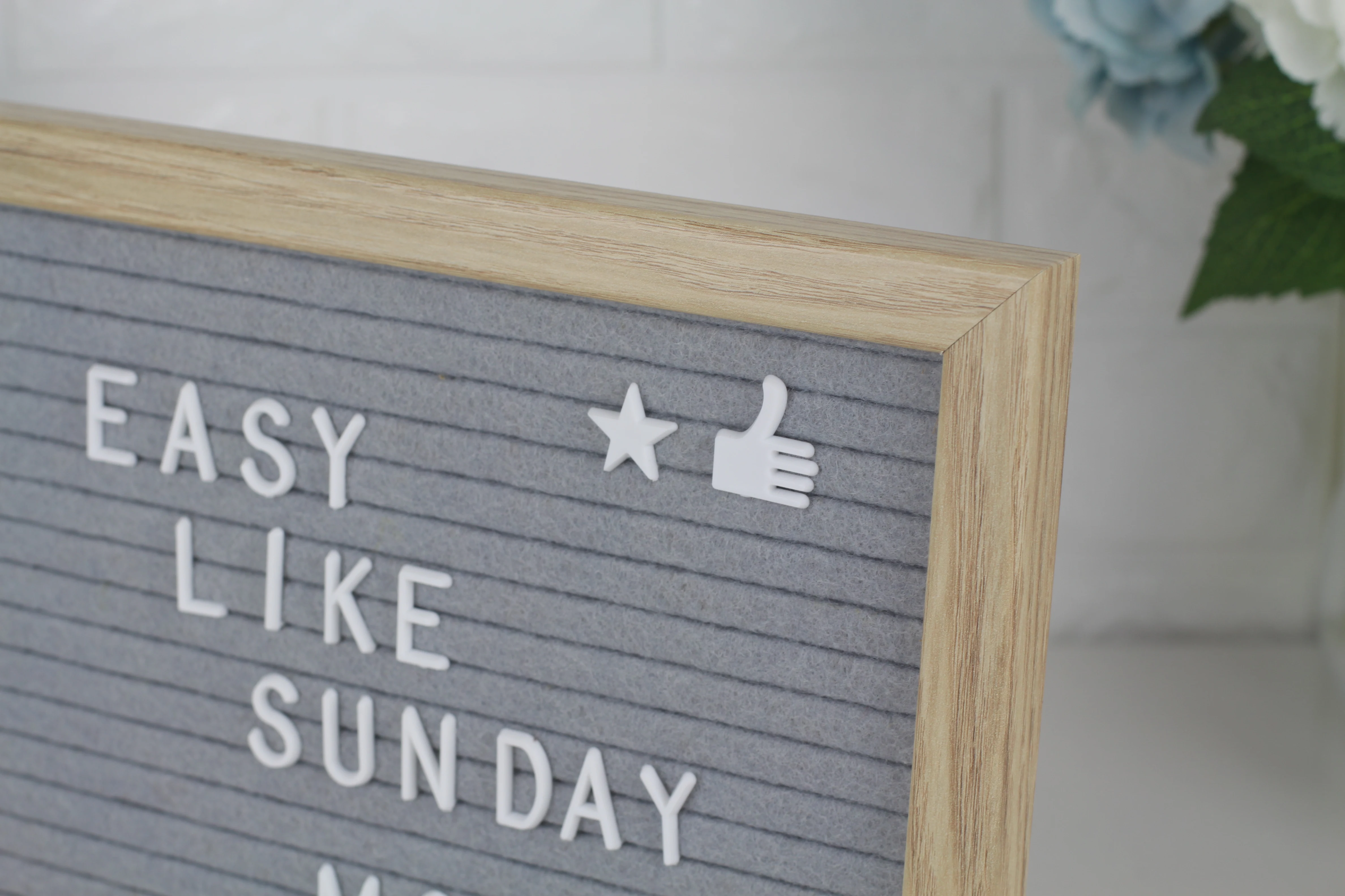 Jinn Home 10x10 Inches Art-Themed Wooden Felt Letter Board with Easel Changeable Family Message Board for Decorative Use