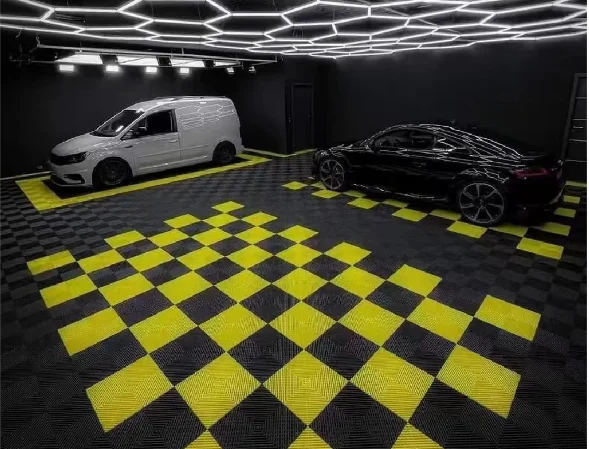 Пластиковая напольная плитка для автомойки