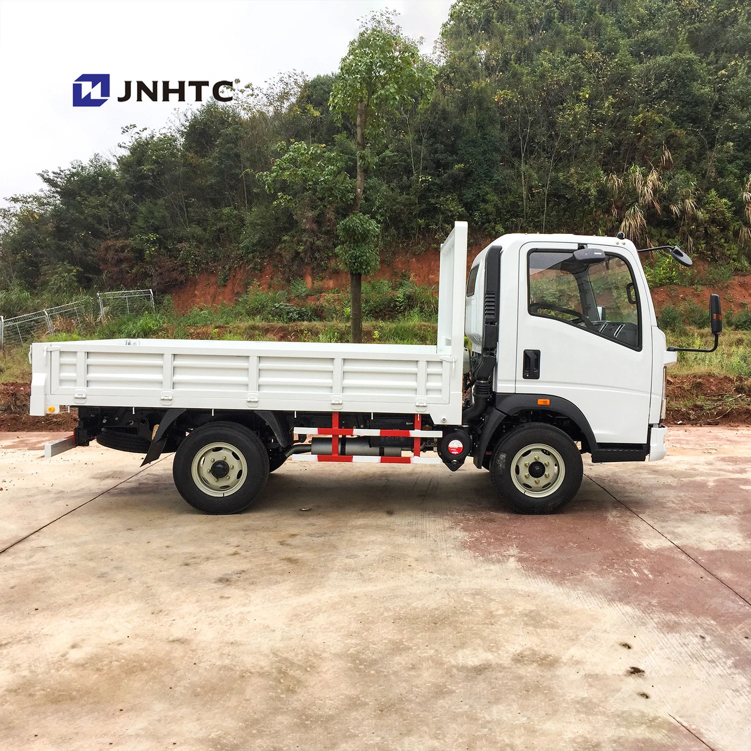 3-5 Tons HOWO Light Truck ZZ1047C3414C1R45 White Light Duty Commercial Trucks