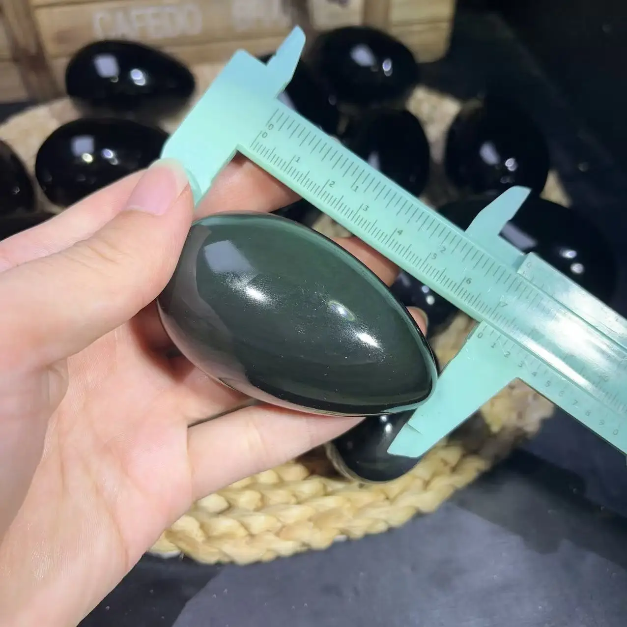 Оптовая продажа Кварцевое яйцо натуральный исцеляющий драгоценный камень небольшого размера полированная Радужная вспышка обсидиан кристаллическое исцеление для подарка