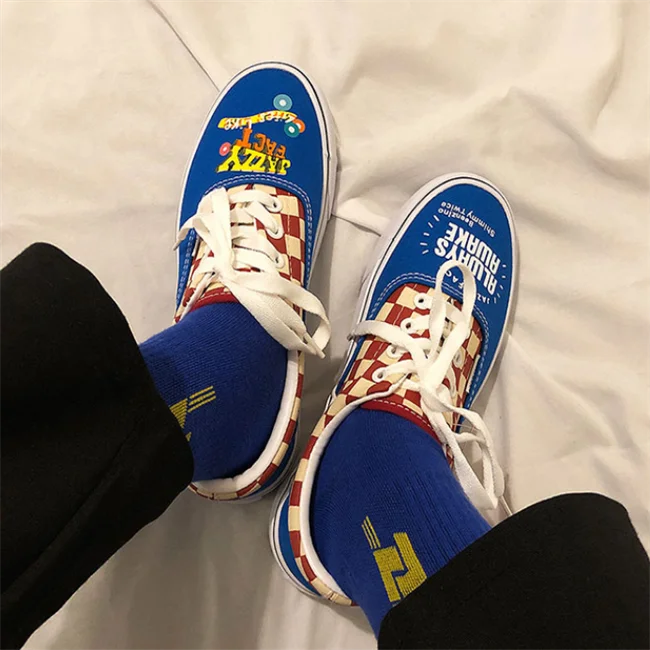 2021 New sneakers Hand-Painted Graffiti Canvas Shoes Ladies Ins Plaid Couple Skateboard Shoes for men and women