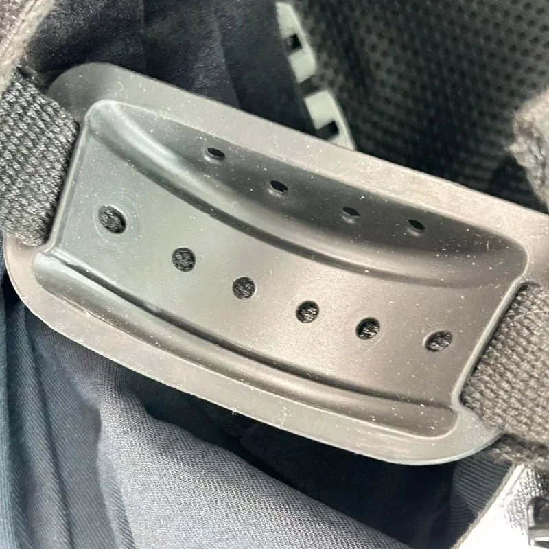 Light weight withstand high temperature firefighting helmet with adjustable chin strap for firemen