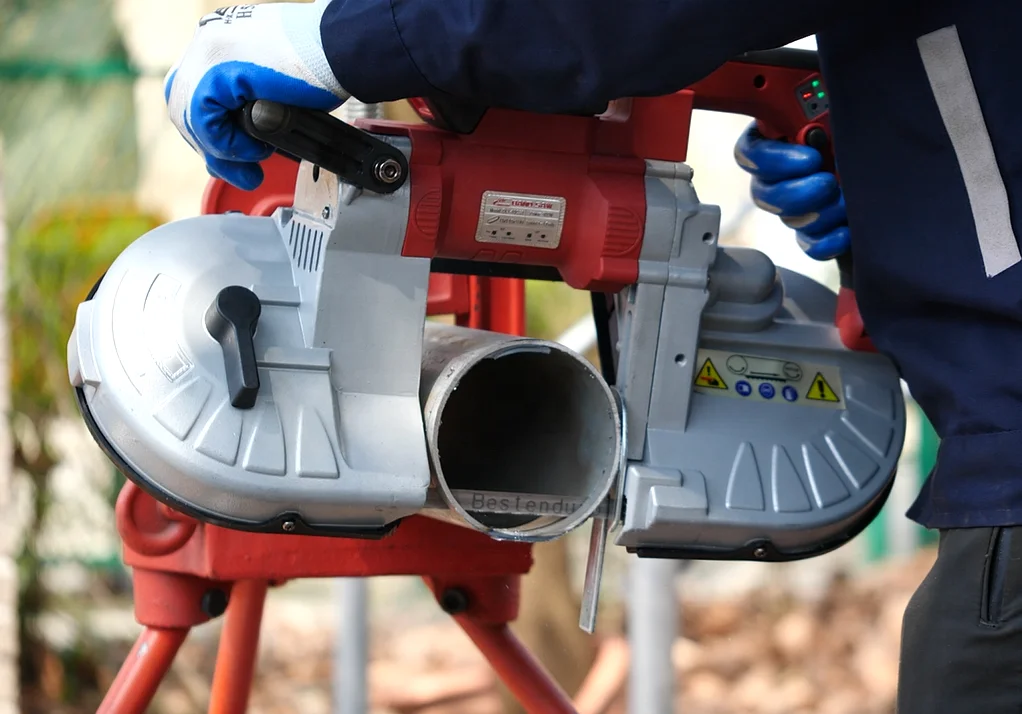 
4-1/2IN pipe cutting 18V Lithium-Ion Cordless Portable bandsaw mini band saw machine 