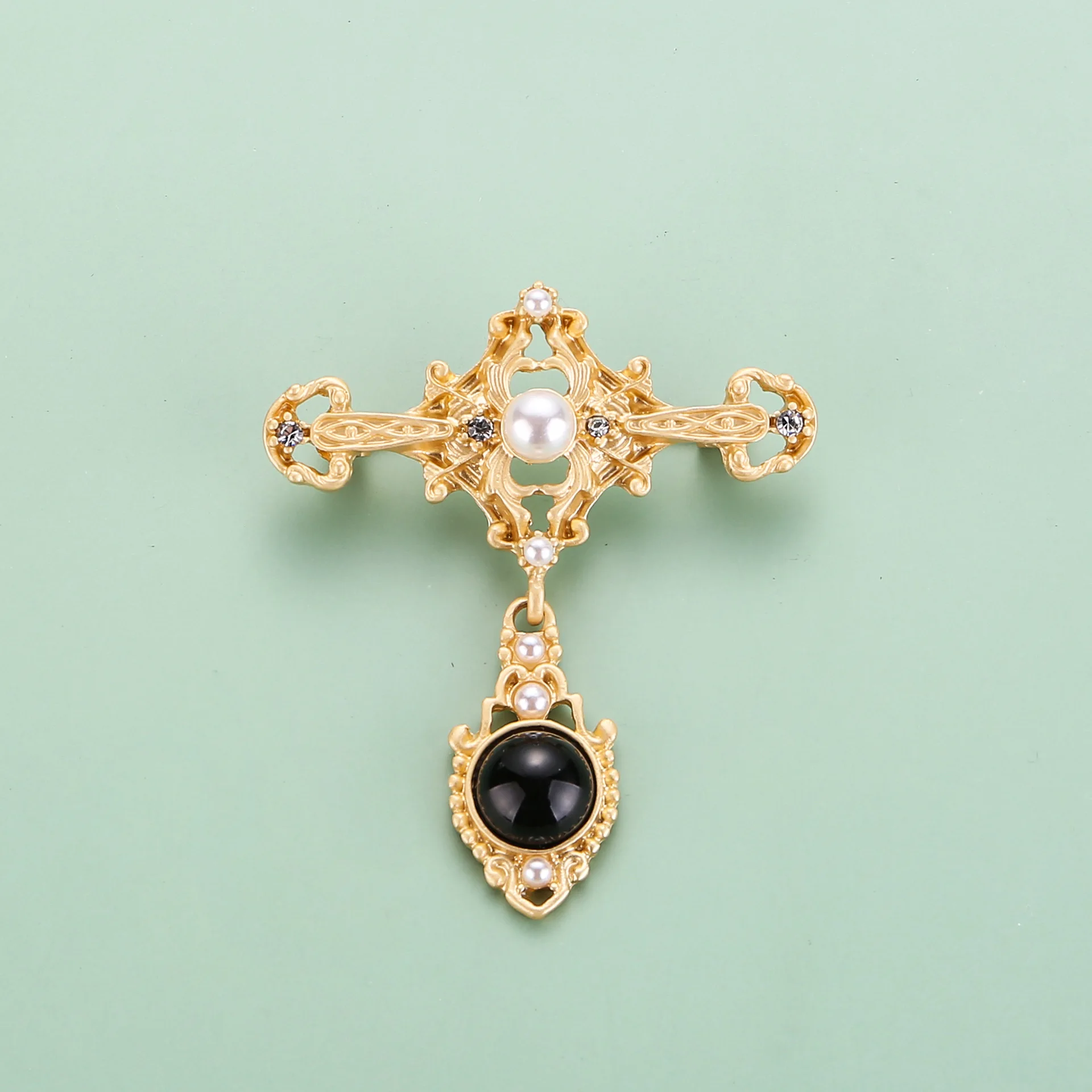 Fashion creative tulip Pearl Brooch Korean version of women bee butterfly corsage eagle anti-slip clothing accessories