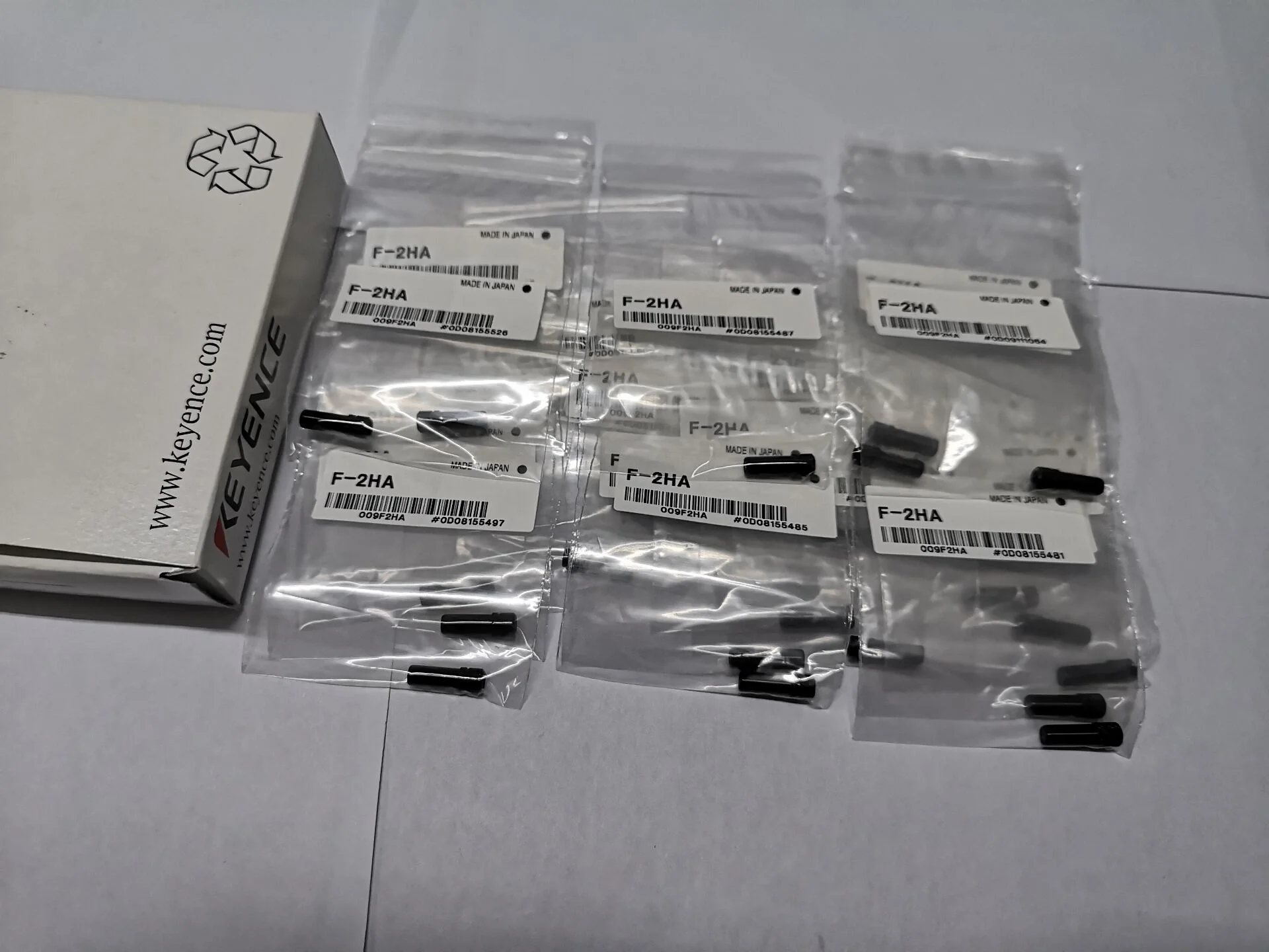 KEYENCE F-2HA   Manual-Calibration Fiberoptic Sensor     Reflective Lens     New original