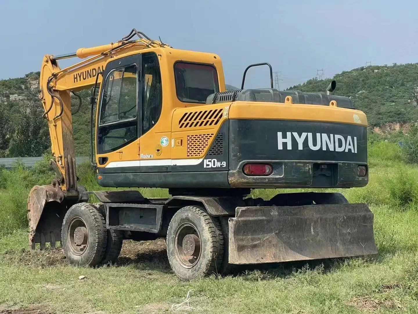 Low-Cost Used Hyundai Wheel Excavator 15t 150W-9/21t 210W-9 Doosan Dh220LC-7 Caterpillar M315D Mobile Excavators
