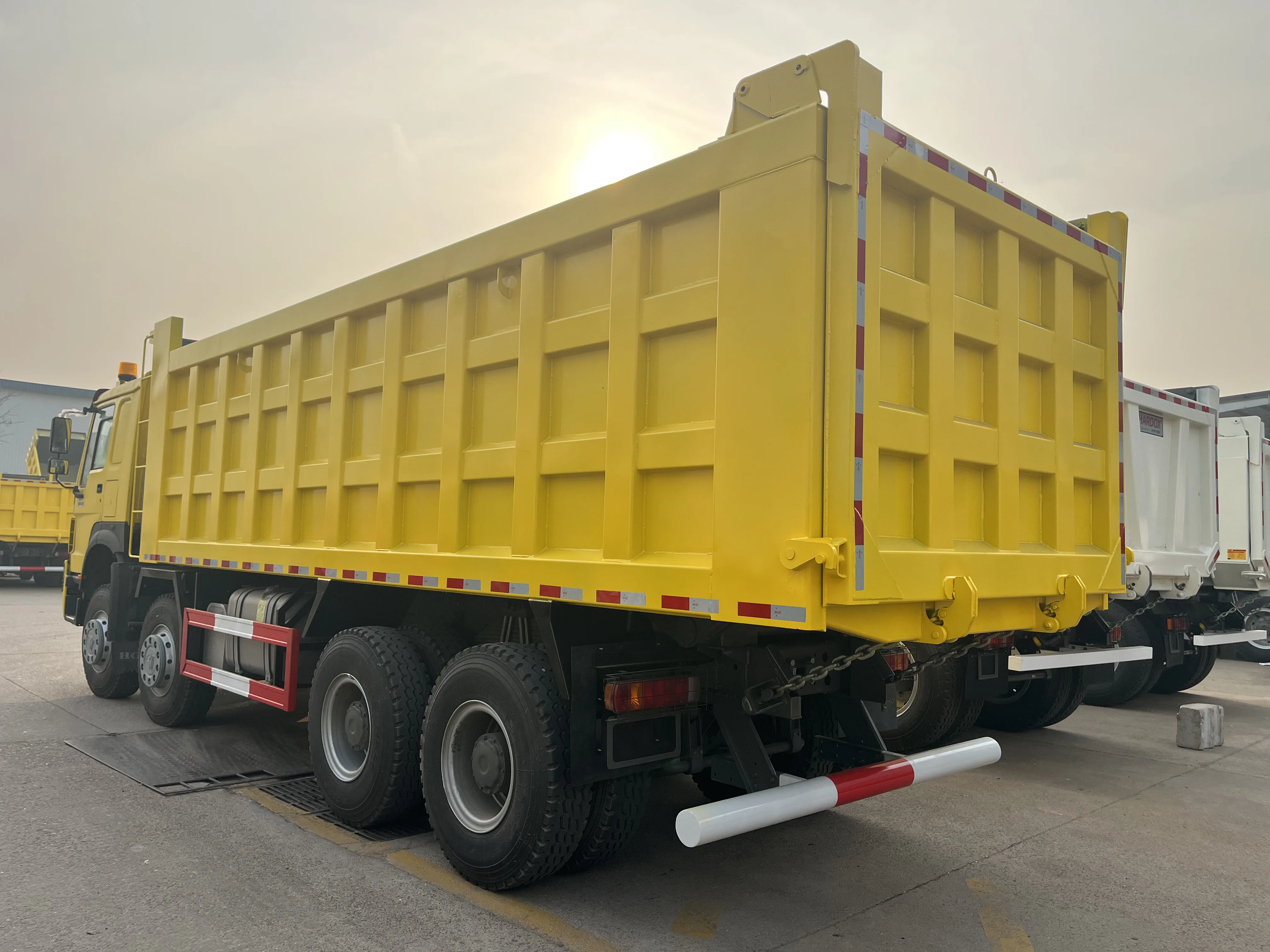 SINOTRUK 8X4 400Hp HOWO Dump Truck High Capacity 400Hp HOWO Tipper New Condition Diesel Manual Heavy Truck Euro 2 Weichai