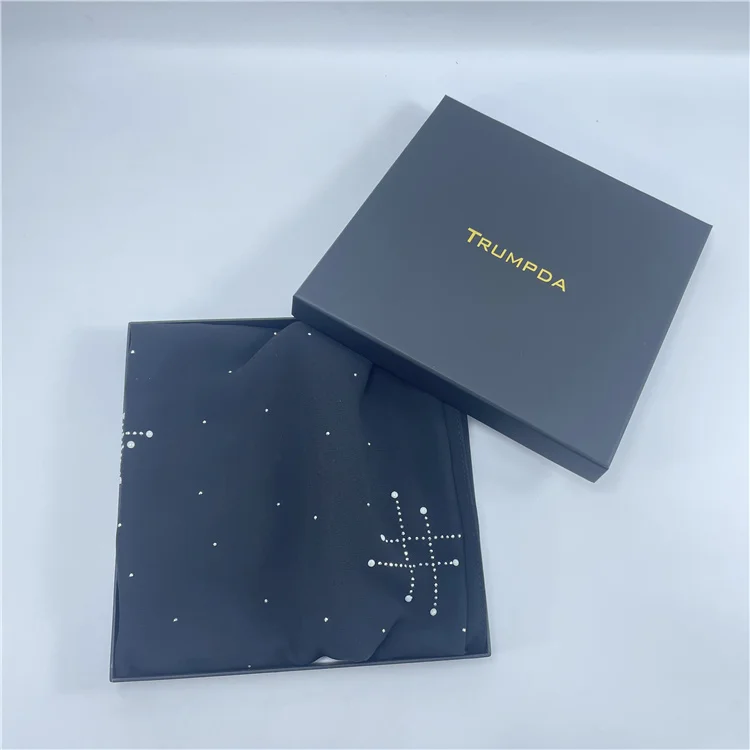 Чистый темно-черный мягкий на ощупь бумажный поставщик упаковки для одежды коробка с крышкой заказ золотой фольги логотип квадратной формы толщиной 2 см биоразлагаемый