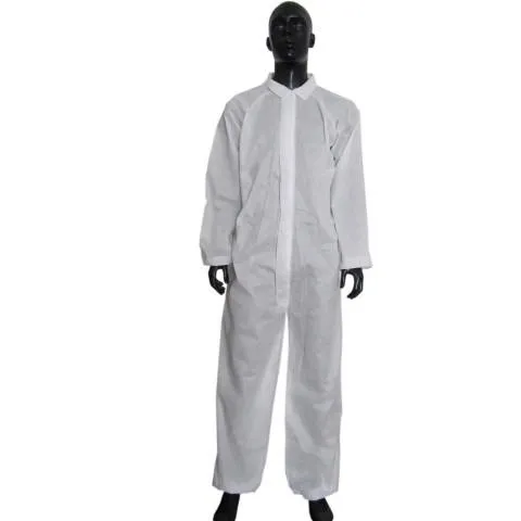Одноразовый комбинезон изготовлен из полипропилена и нетканых