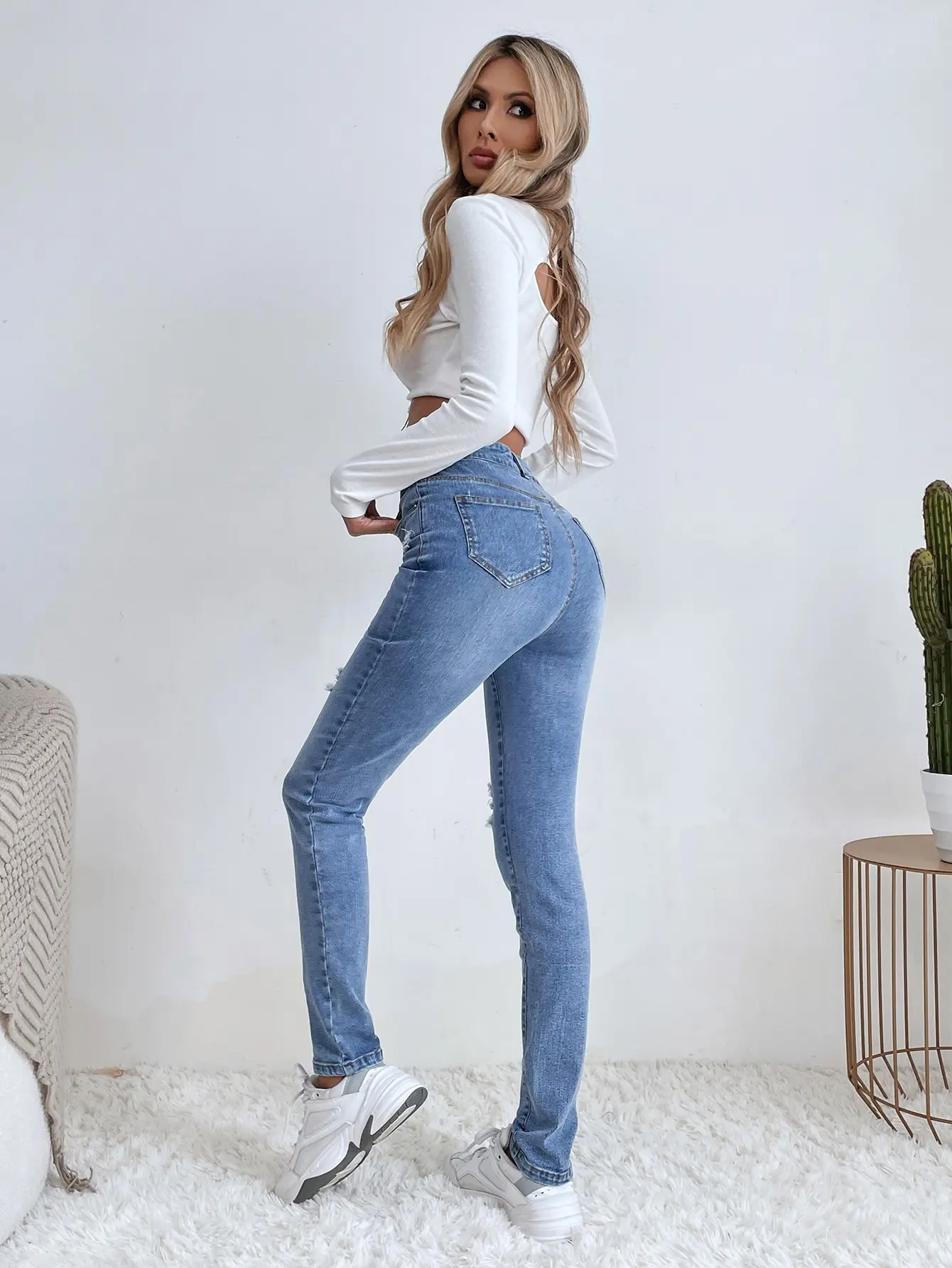 Wholesale Jeans Women Manufacturer Provides Women Denim Jeans Ripped Skinny Fit Jeans For Women