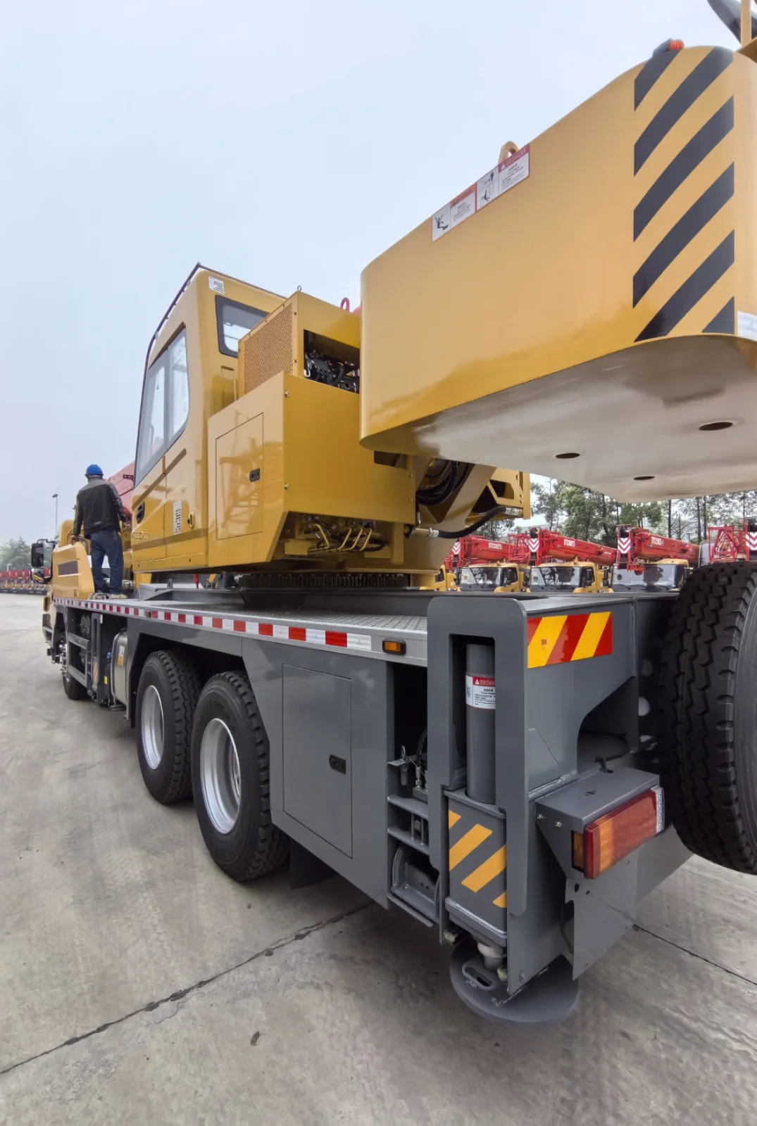 Special Offer for New Store: 25 Ton STC250E Truck Crane With Jib and Telescopic Boom